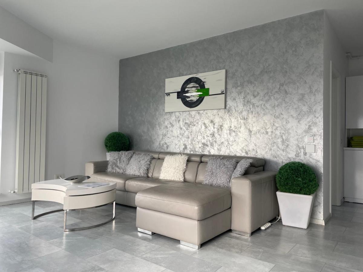 Luxury Westpark 2 Residence With Lake View بوخارست المظهر الخارجي الصورة